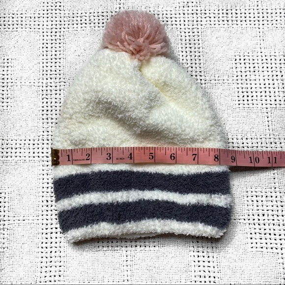 White fuzzy polyester beanie - Picture 3 of 4